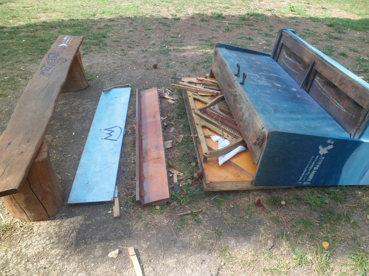 В симферопольском парке разбили уличное пианино [фото]