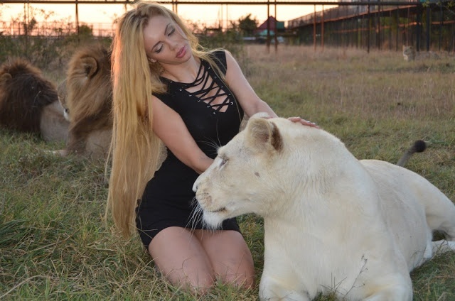 Катя Самбука устроила в Крыму фотосессию со львами [фото]