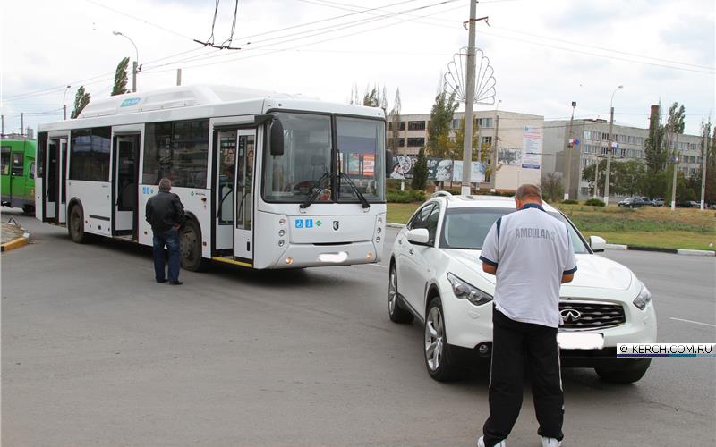 В Крыму автобус столкнулся с иномаркой – пострадали четыре человека [фото]