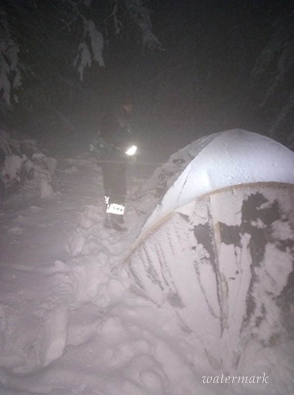 В крымских горах снег и туман – спасены пятеро замерзших туристов [фото]