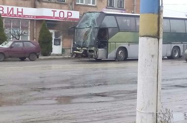 Под Харьковом рейсовый автобус попал в ДТП ? погиб водитель