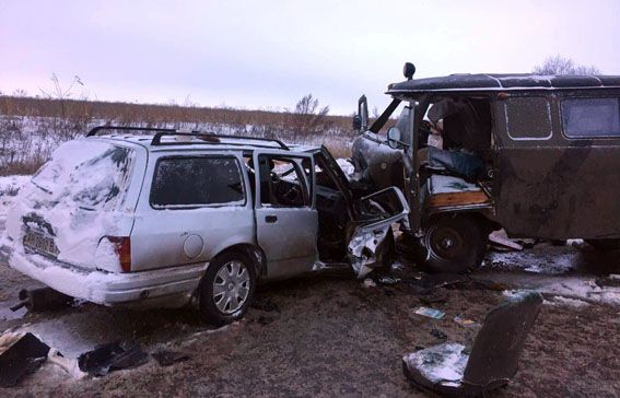 ДТП в Донецкой области: после столкновения машины превратились в груду хлама