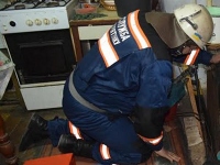 В Николаеве спасатели «вызволяли» женщину, застрявшую между топливным котлом и стенкой(фото)