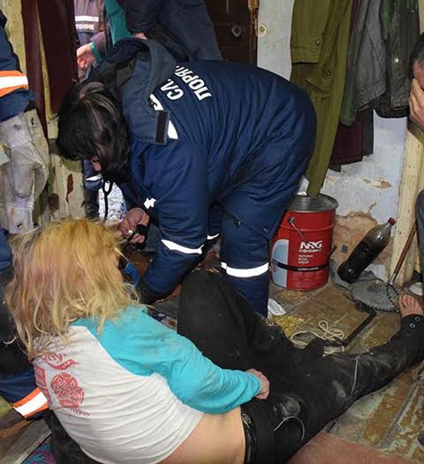 В Николаеве спасатели «вызволяли» женщину, застрявшую между топливным котлом и стенкой(фото)