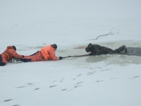 Житомирские спасатели едва не утонули, вытаскивая из воды рыбака