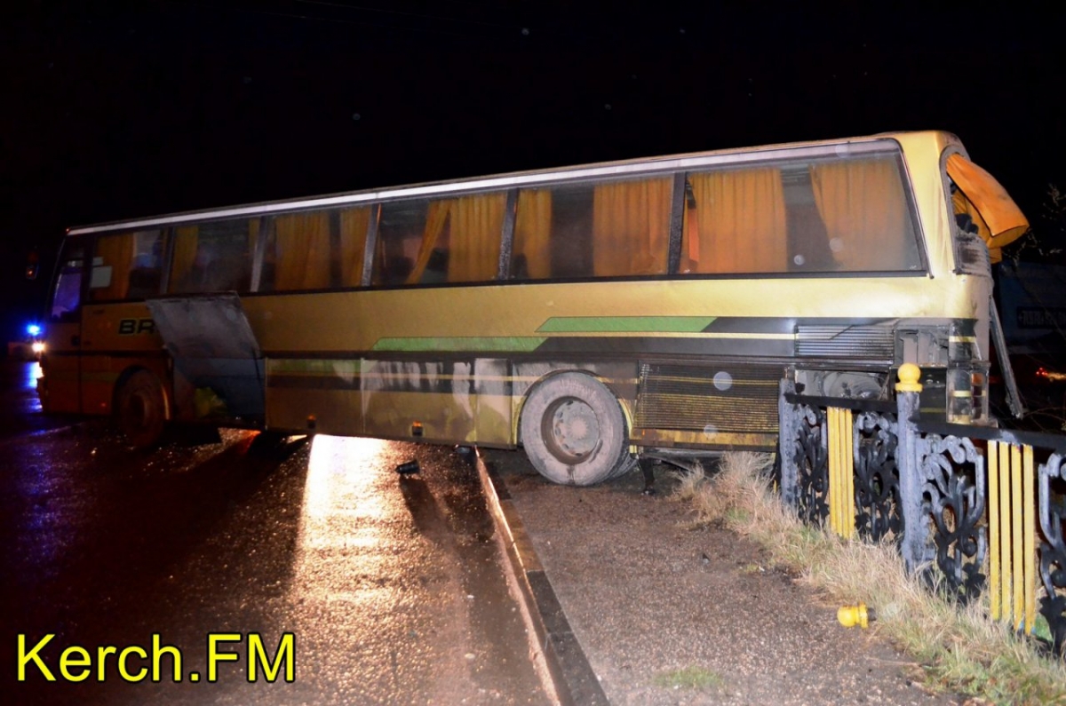 В Крыму столкнулись фура и пассажирский автобус – есть пострадавшие [фото, видео]