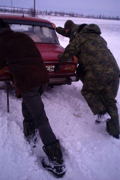 В Донецкой области полицейские освободили из снежного плена около 200 водителей(фото)