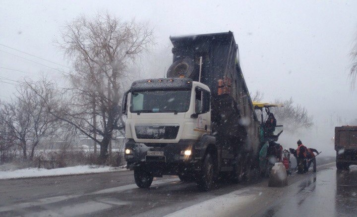 Крымские дорожники кладут асфальт прямо на снег [фото, видео]